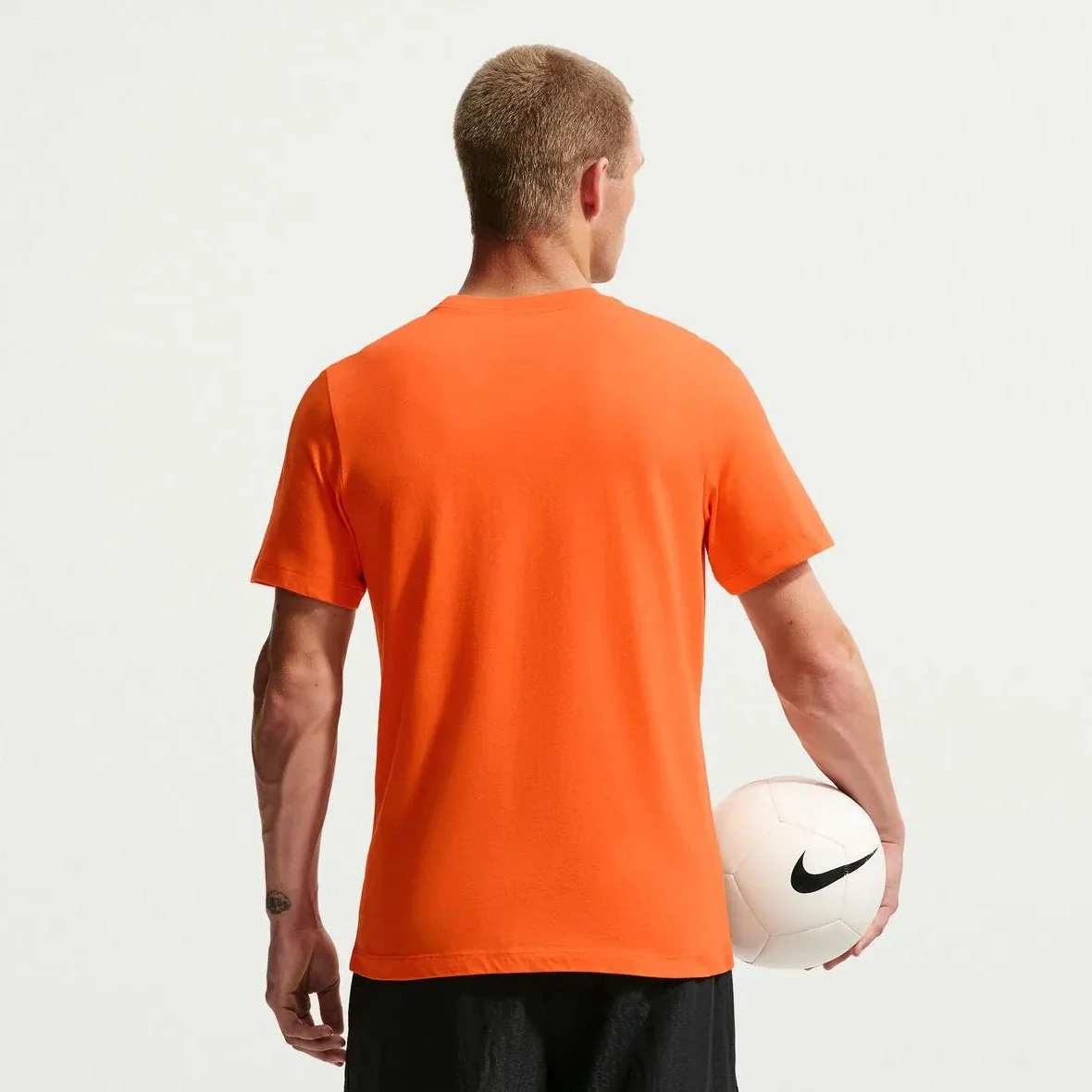Nike 2026 Netherlands Men's Crest Tee - Image 2