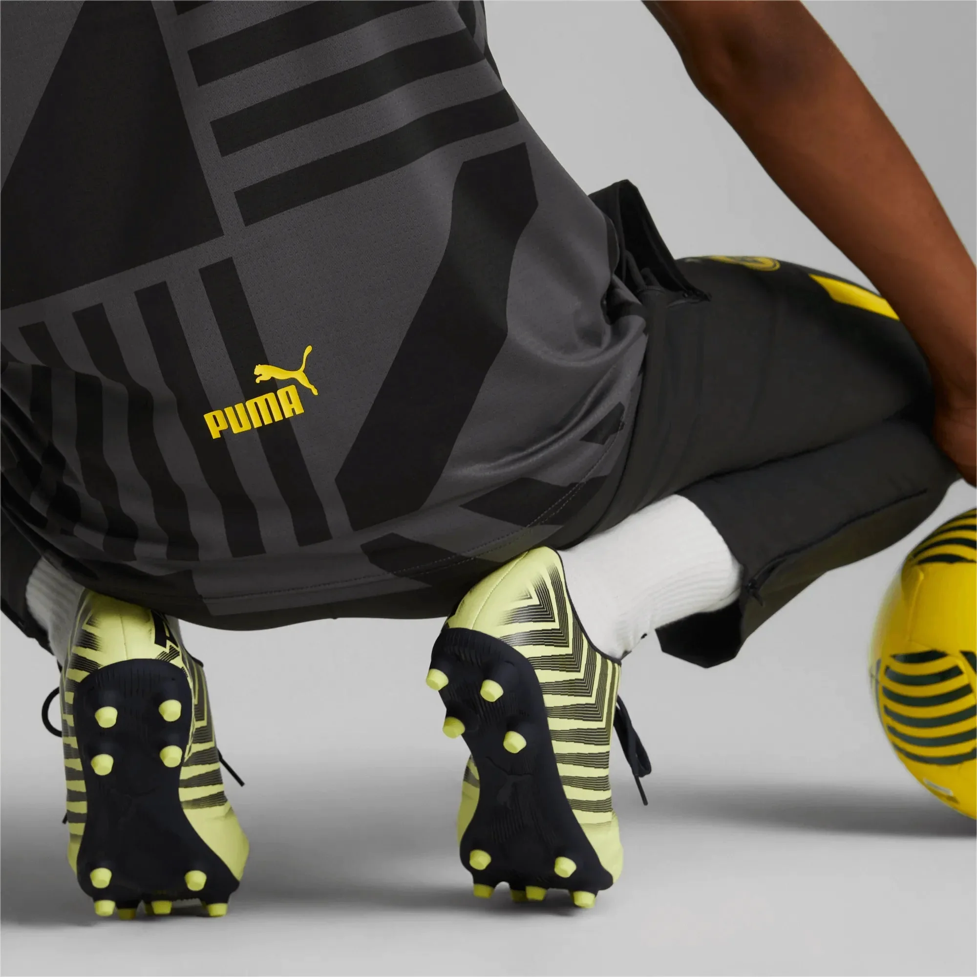 Puma 2022-23 Borussia Dortmund Prematch Training Jersey Black-Yellow - Image 6