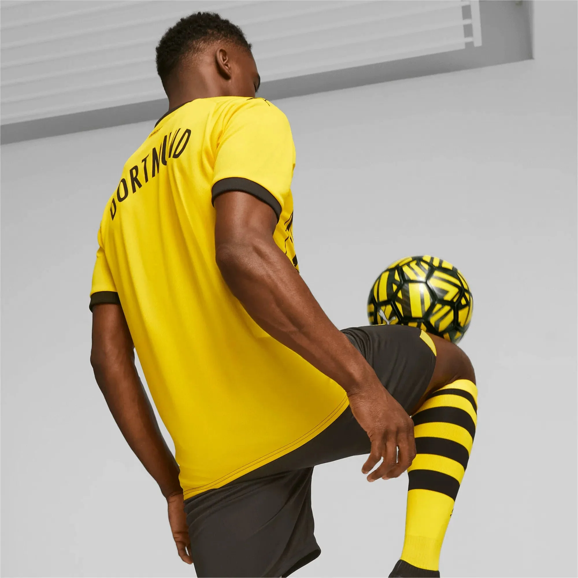 Puma 2023-24 Borussia Dortmund Men's Stadium Home Jersey - Image 6